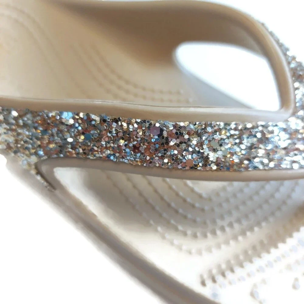 CROCS Womens Sz 10 Sloane Glitter Wedge Flip Flops Lightweight Sandals Chai Gold - Picture 2 of 10